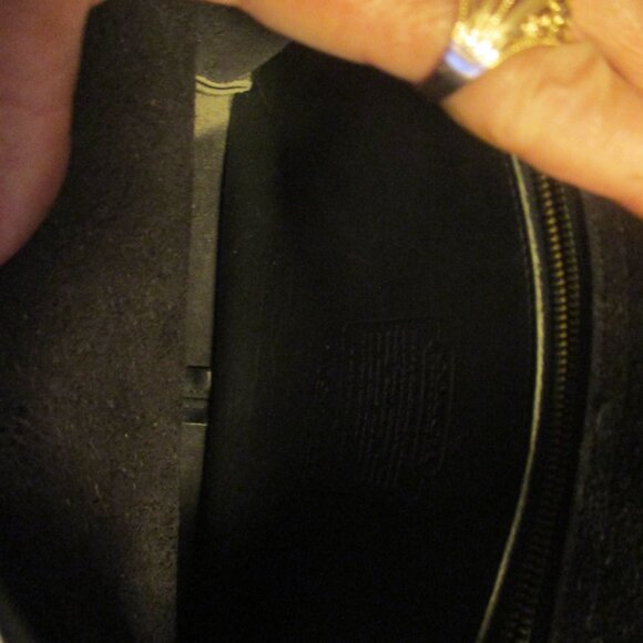 vintage coach leather black bag  long shoulder strap and it was hardly used - Picture 5 of 5